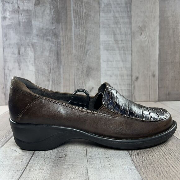 Clarks Women's Artisan Slip On Leather Loafer Shoes Croc Print Brown Size 6 M - Picture 8 of 15